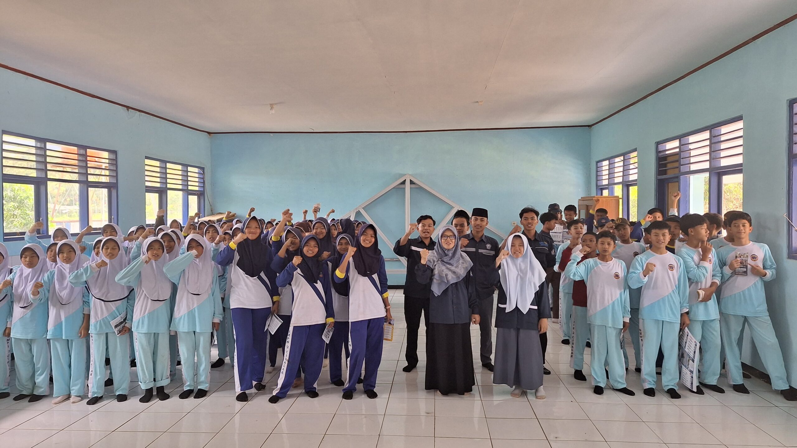 Kunjungan SMK Plus Pagelaran ke SMPN 2 Cisalak Dalam Rangka Promosi Sekolah dan Pemberian Materi Hipnomotivasi Serta Robotik