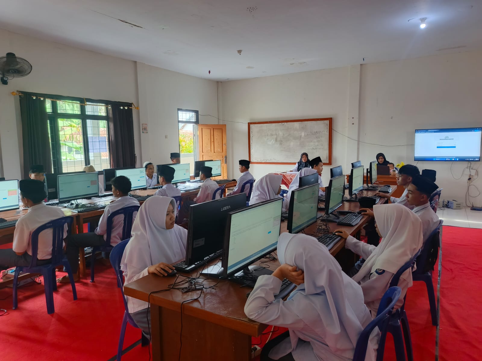 Pelaksanaan Asesmen Sumatif Akhir Semester Berbasis Komputer di SMK Plus Pagelaran
